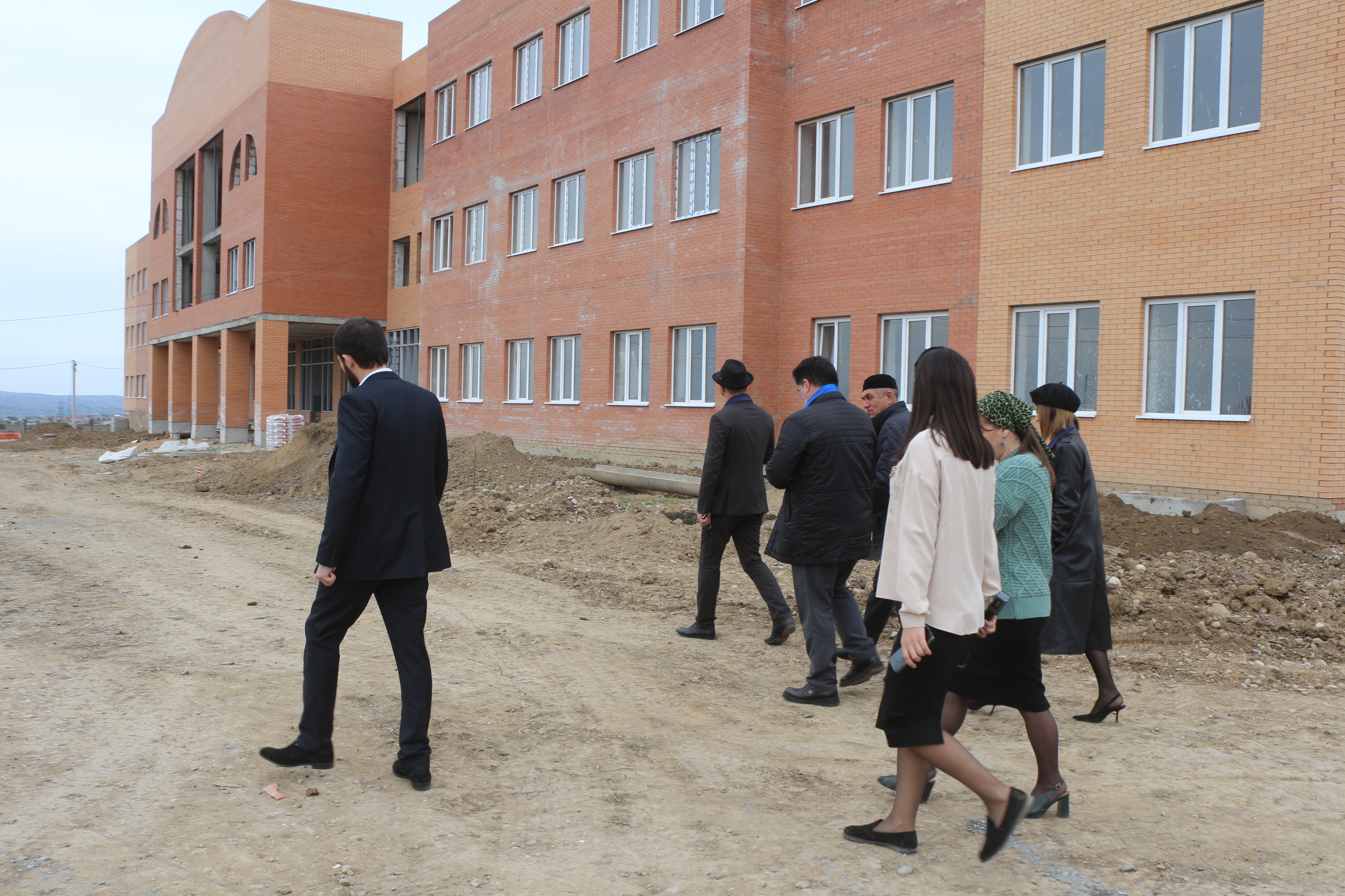 «Партийный десант» проверил ход строительства школы на 704 места в с.п. Али-Юрт.